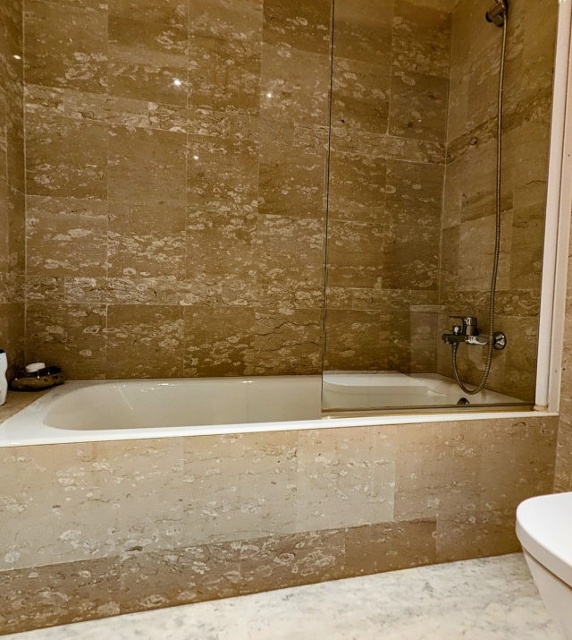 Resa Estates Marina Botafoch Ibiza 4 bedroos te koop sale bathroom tub .jpg
